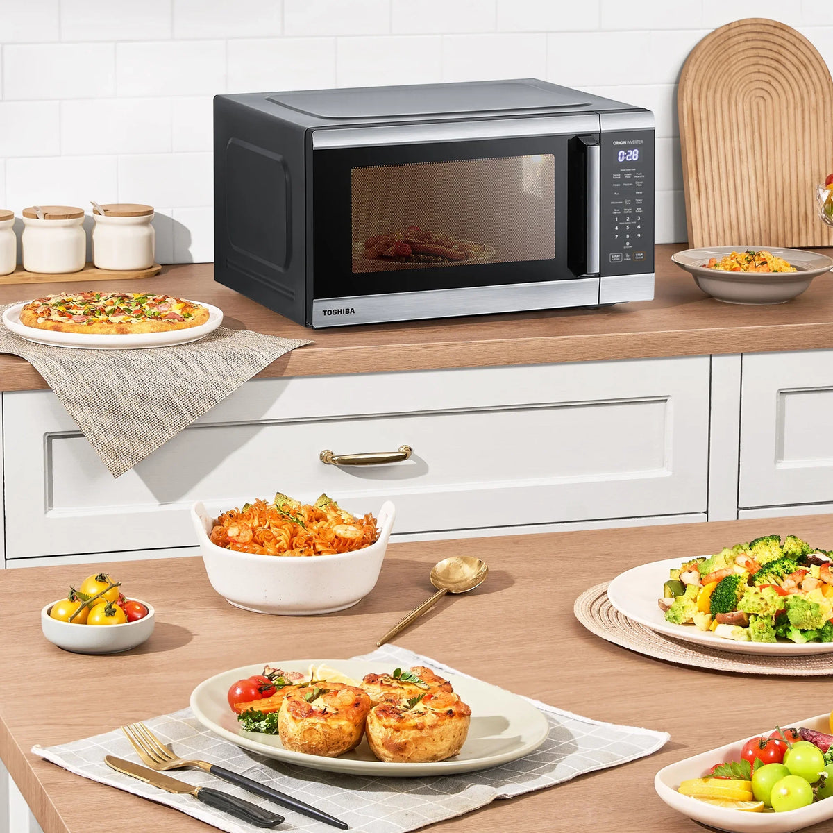 Toshiba 2.2 cu. ft. 24.4'' Microwave Oven in Stainless Steel - image 5